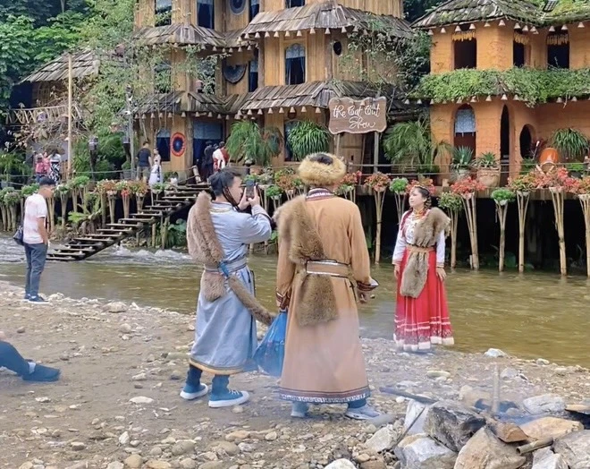 Thị xã Sa Pa khuyến cáo "du khách không mặc trang phục Mông Cổ" chụp ảnh.