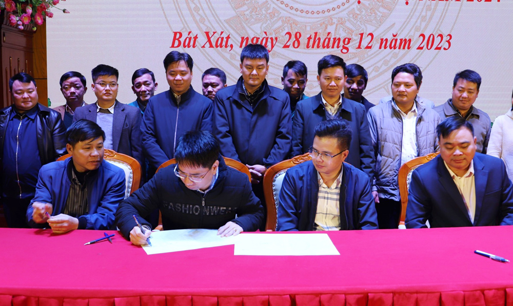 Đại diện các ngành, địa phương trên địa bàn ký cam kết thực hiện các chỉ tiêu thi đua năm 2024. 041-1725.jpg