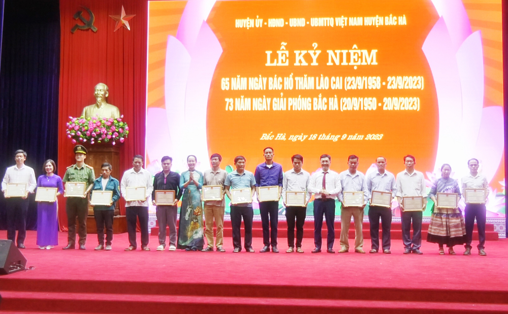 Các tập thể, cá nhân được nhận Giấy khen của chủ tịch UBND huyện. 5.jpg