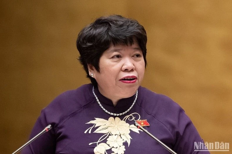 Chủ nhiệm Ủy ban Xã hội của Quốc hội Nguyễn Thúy Anh đại diện Đoàn giám sát báo cáo tại phiên họp.