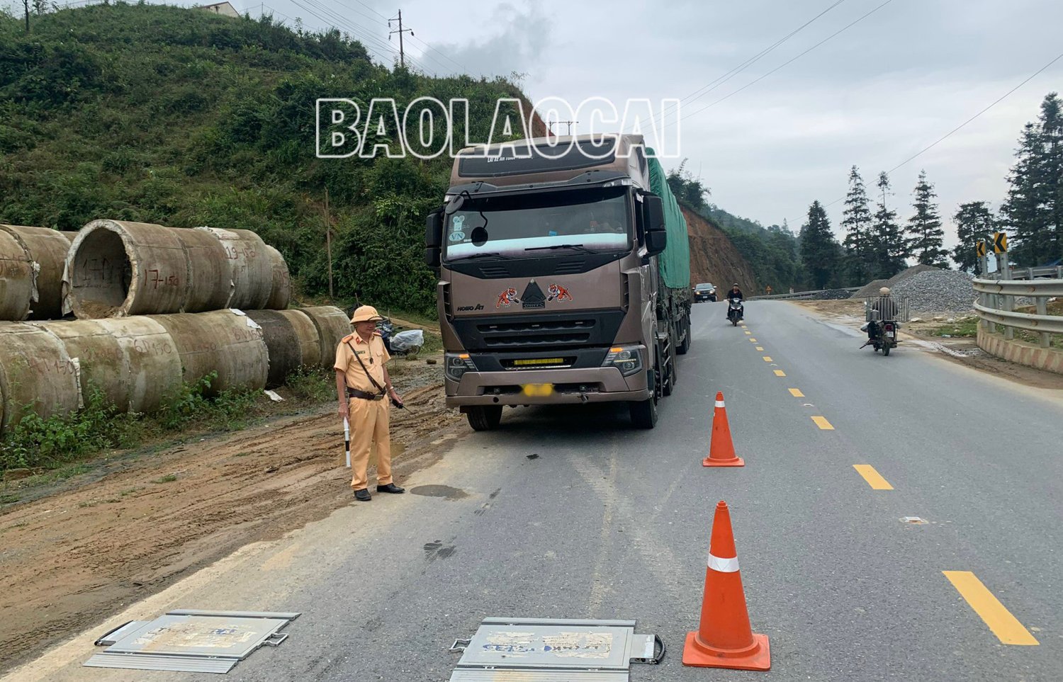 Các xe này hầu hết đều chở vật liệu xây dựng, trong đó có xe vượt trọng tải trên 200%. z4838355132041_77d1b59a772bb4d5463adb3a5753bdaf.jpg