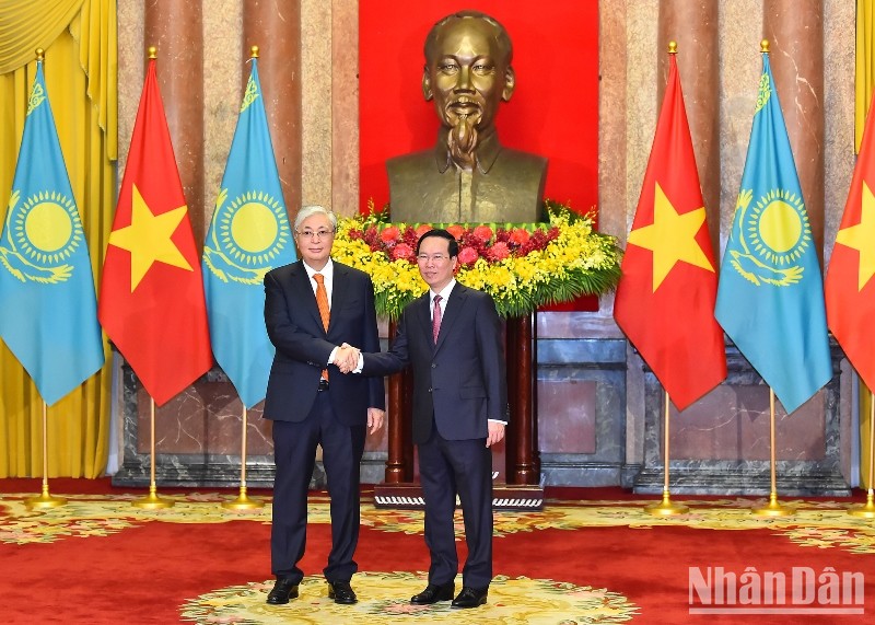 Chủ tịch nước Võ Văn Thưởng chủ trì Lễ đón chính thức Tổng thống Cộng hòa Kazakhstan Kassym-Jomart Tokayev. Chủ tịch nước Võ Văn Thưởng chủ trì Lễ đón chính thức Tổng thống Cộng hòa Kazakhstan Kassym-Jomart Tokayev.