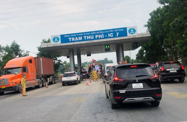 Xe xếp hàng qua trạm thu phí cao tốc Nội Bài - Lào Cai.