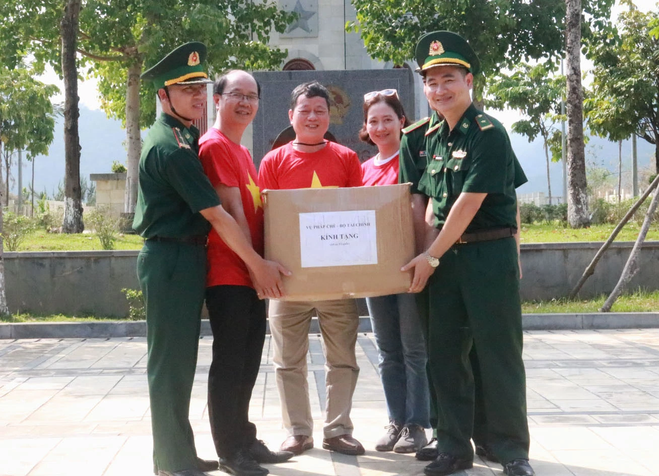 Tặng cờ cho tổ quản lý cột cờ Lũng Pô.jpg