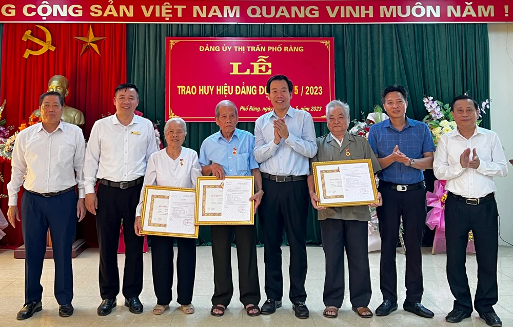 Trưởng Ban Tuyên giáo Tỉnh ủy Dương Đức Huy trao Huy hiệu 60 năm tuổi Đảng cho các đảng viên sinh hoạt tại Đảng bộ thị trấn Phố Ràng..jpg