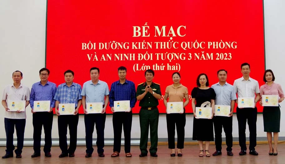 Thu truong Bo CHQS tinh trao giay chung nhan cho cac hoc vien.JPG