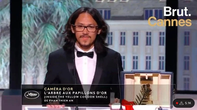 Phạm Thiên Ân phát biểu bằng tiếng Việt khi nhận giải. (Ảnh chụp từ clip của Brut.)