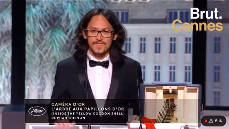 Phạm Thiên Ân phát biểu bằng tiếng Việt khi nhận giải. (Ảnh chụp từ clip của Brut.)