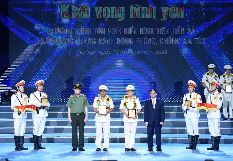 Thủ tướng Phạm Minh Chính và Đại tướng Tô Lâm đã trao thưởng 75 gương điển hình tiên tiến.