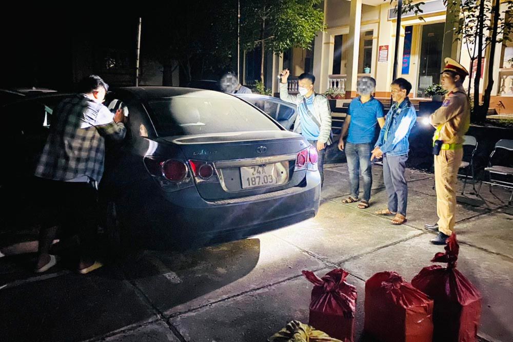 Tổ công tác khám xét xe của đối tượng. Tổ công tác khám xét xe của đối tượng.jpg