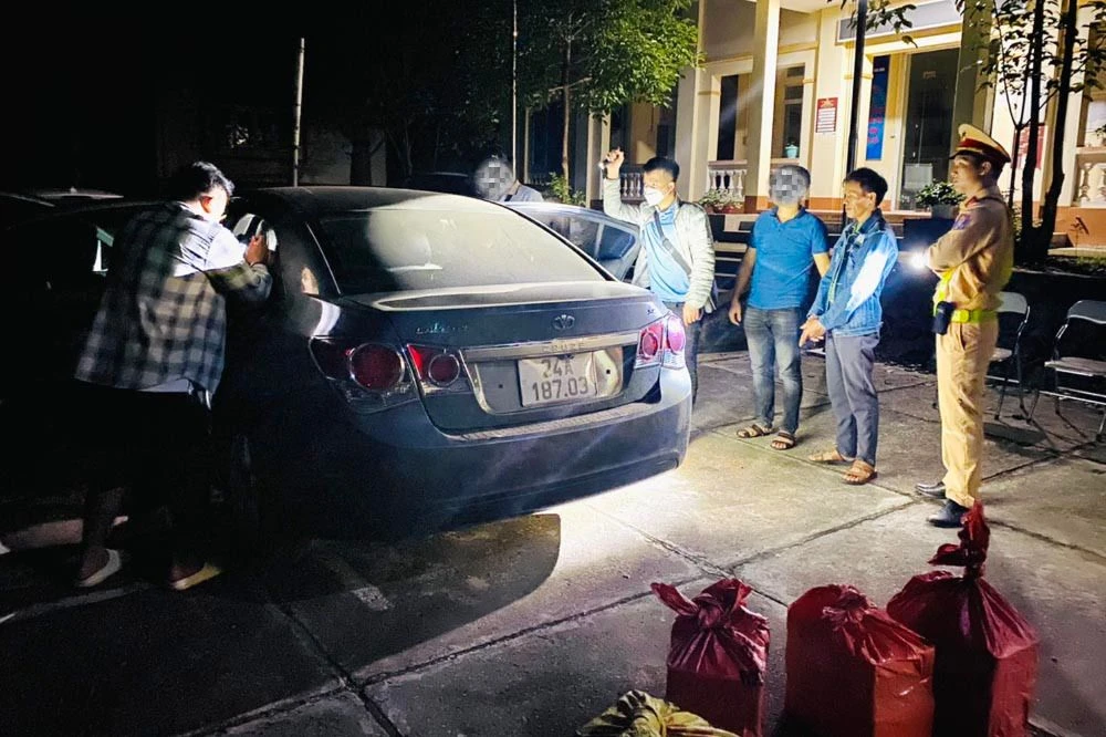 Tổ công tác khám xét xe của đối tượng.jpg