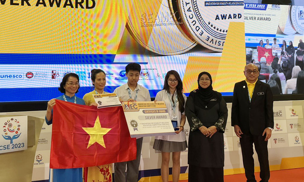 Đặng Ngọc Lâm và Trần Huyền Trâm tại lễ trao giải. 1.jpg