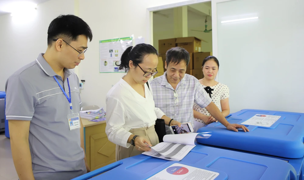 anh 2 tin giam sat.JPG