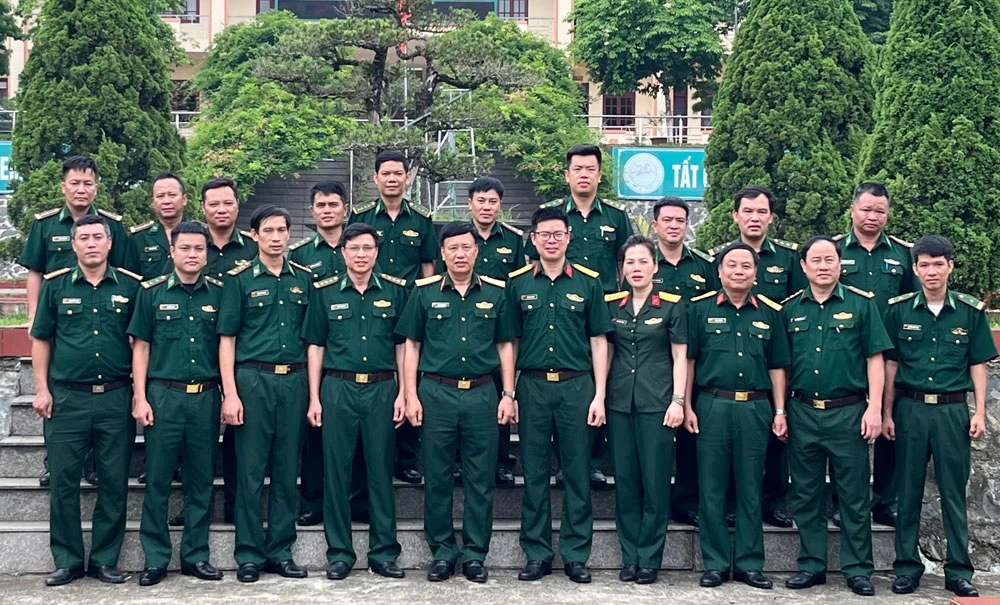 ĐOàn công tác Cục Nhà trường, Bộ Tổng tham mưu QĐND Việt Nam chụp ảnh lưu niệm với cán bộ, chiến sĩ đồn Biên phòng CKQT Lào Cai.jpg