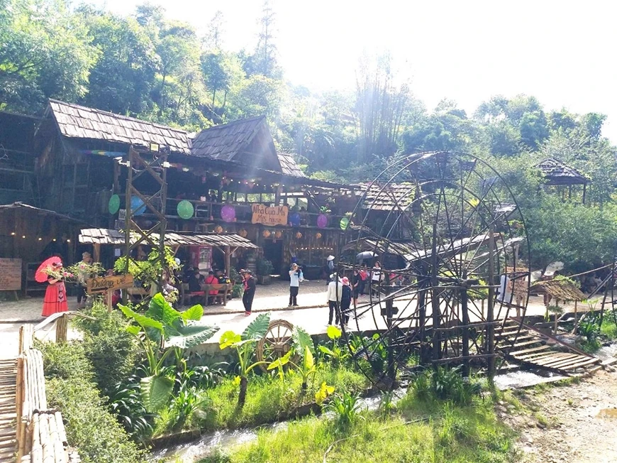 Những ngôi nhà gỗ ở Cát Cát.