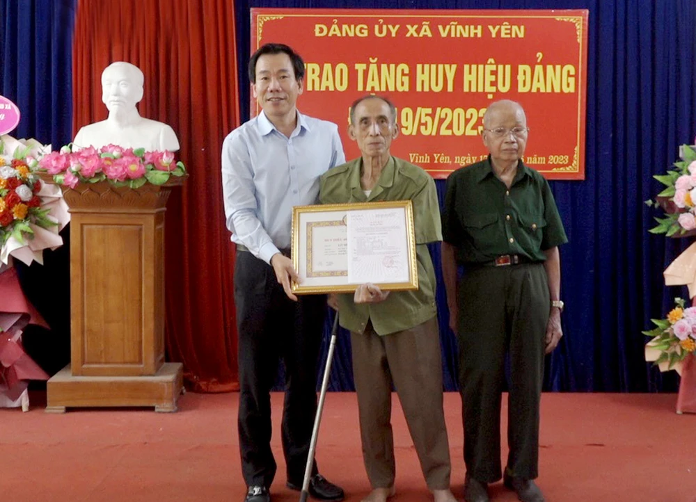 Trao Huy hiệu 60 năm tuổi đảng cho đảng viên sinh hoạt tại Đảng bộ xã Vĩnh Yên..JPG