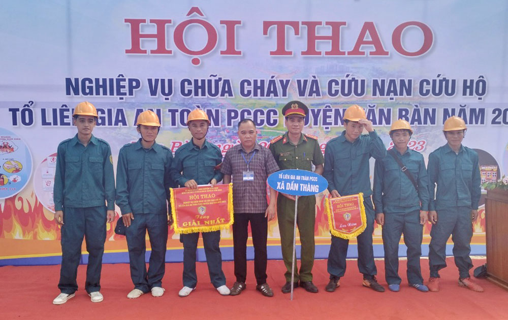 Trao giải Nhất cho đội xã Dần Thàng. 2.jpg