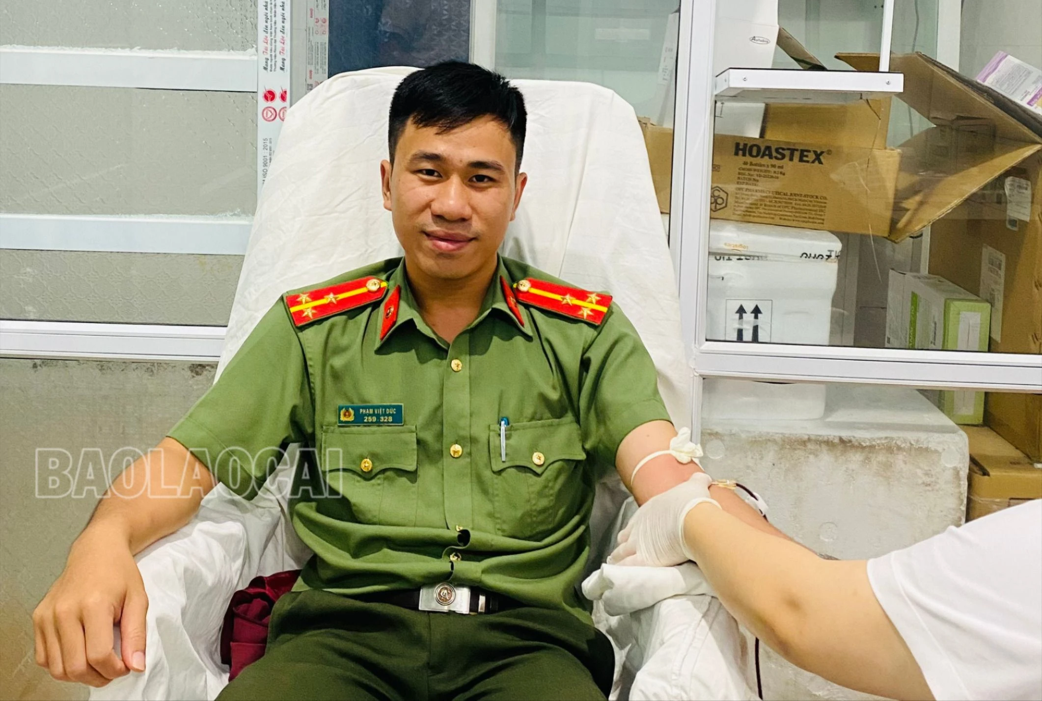 Đồng chí Thượng úy Phạm Việt Đức hiến máu cứu sản phụ trong tình trạng nguy kịch.jpg