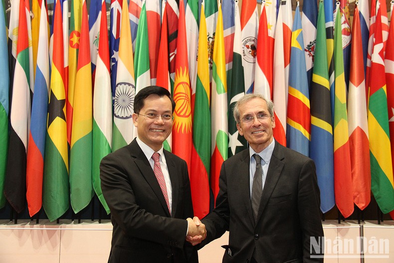 Thứ trưởng Ngoại giao Hà Kim Ngọc gặp Chủ tịch Ủy ban Quốc gia UNESCO của Pháp. Thứ trưởng Ngoại giao Hà Kim Ngọc gặp Chủ tịch Ủy ban Quốc gia UNESCO của Pháp.