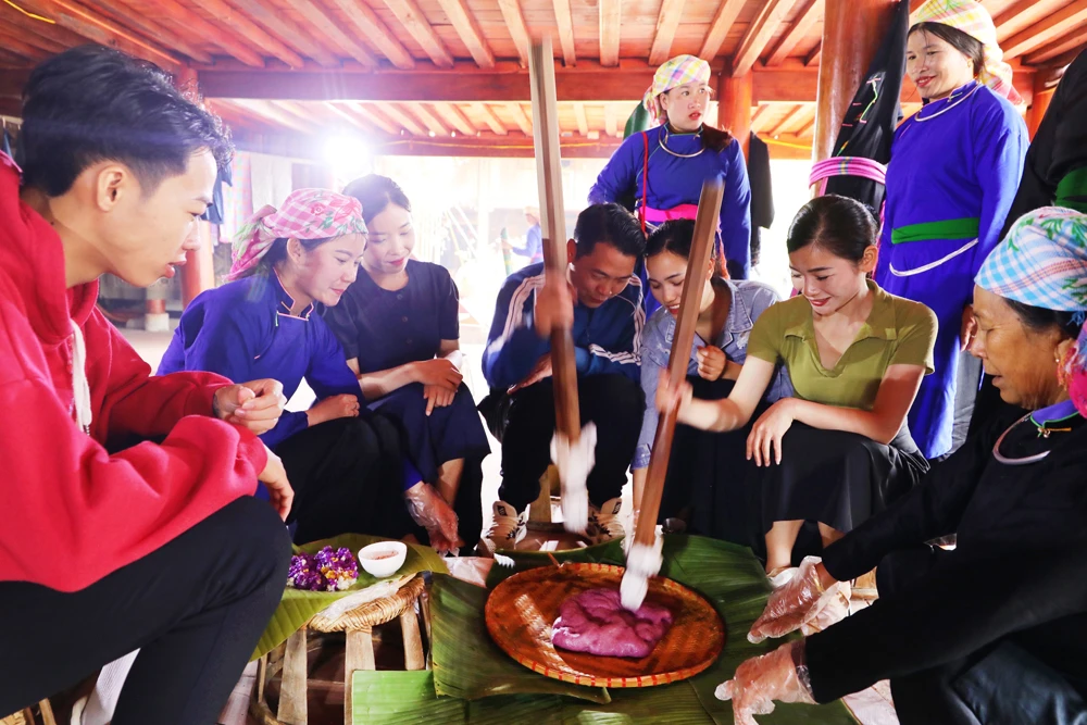 Making traditional cakes in Tay’s house.JPG