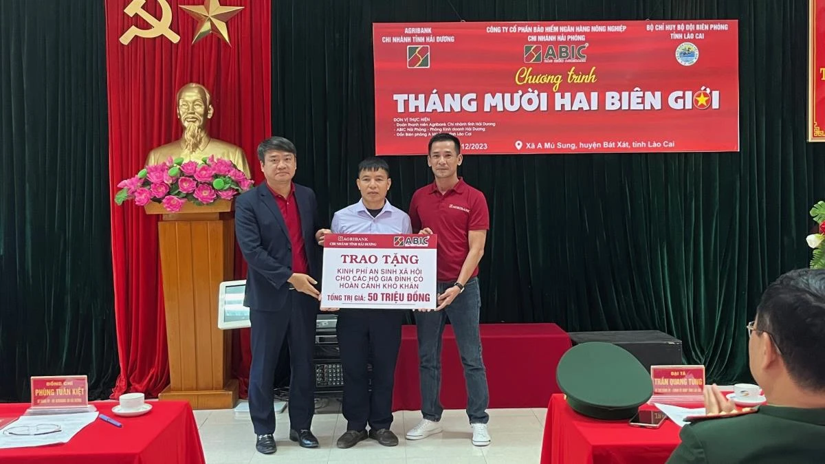 Trao tặng quà an sinh xã hội cho xã A Mú Sung.