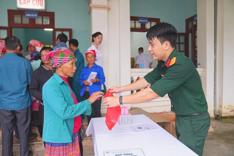 Bệnh viện Trung ương Quân đội 108 tổ chức đoàn công tác tới khám bệnh, cấp thuốc miễn phí, tặng quà và giao lưu văn nghệ với bà con huyện Bát Xát, tỉnh Lào Cai.