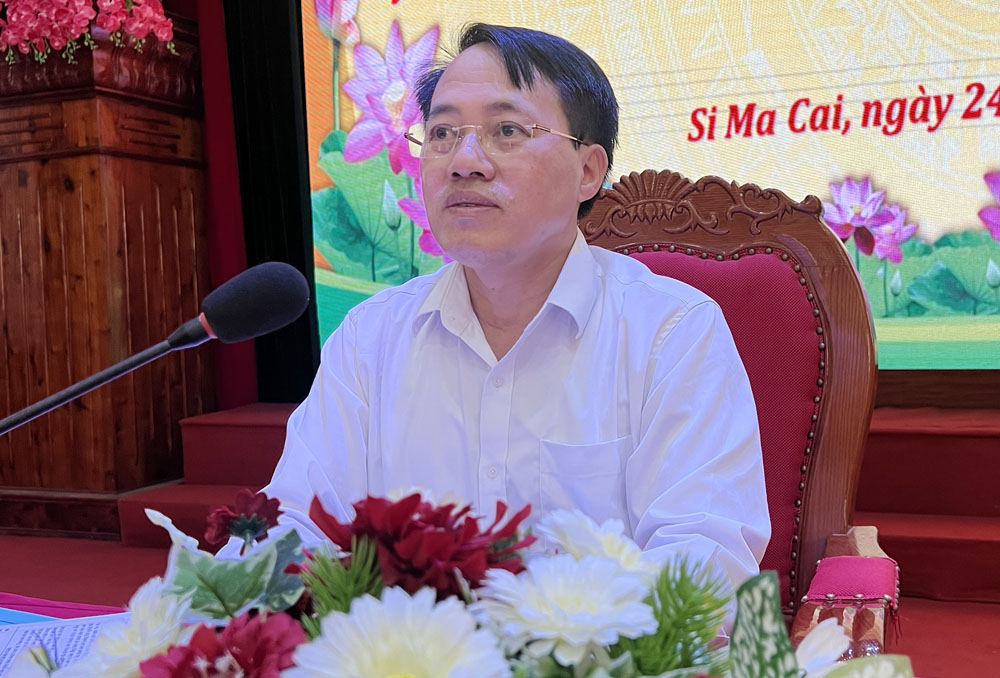 Chủ tịch UBND huyện Si Ma Cai giải đáp các câu hỏi của đoàn viên. đòng chí chủ tịch huyen tra loi các kien nghi.jpg
