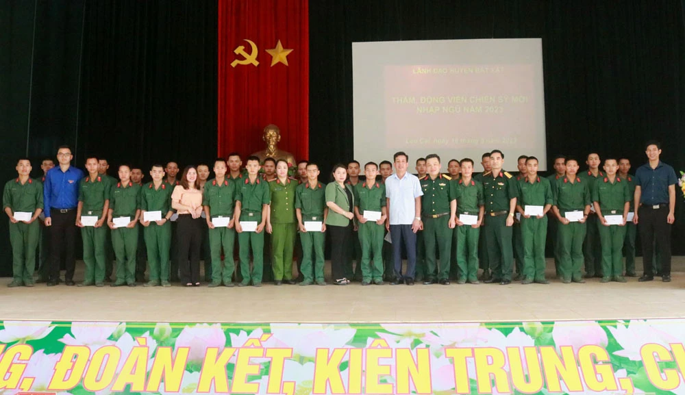 Tặng quà cho chiến sỹ mới.jpg