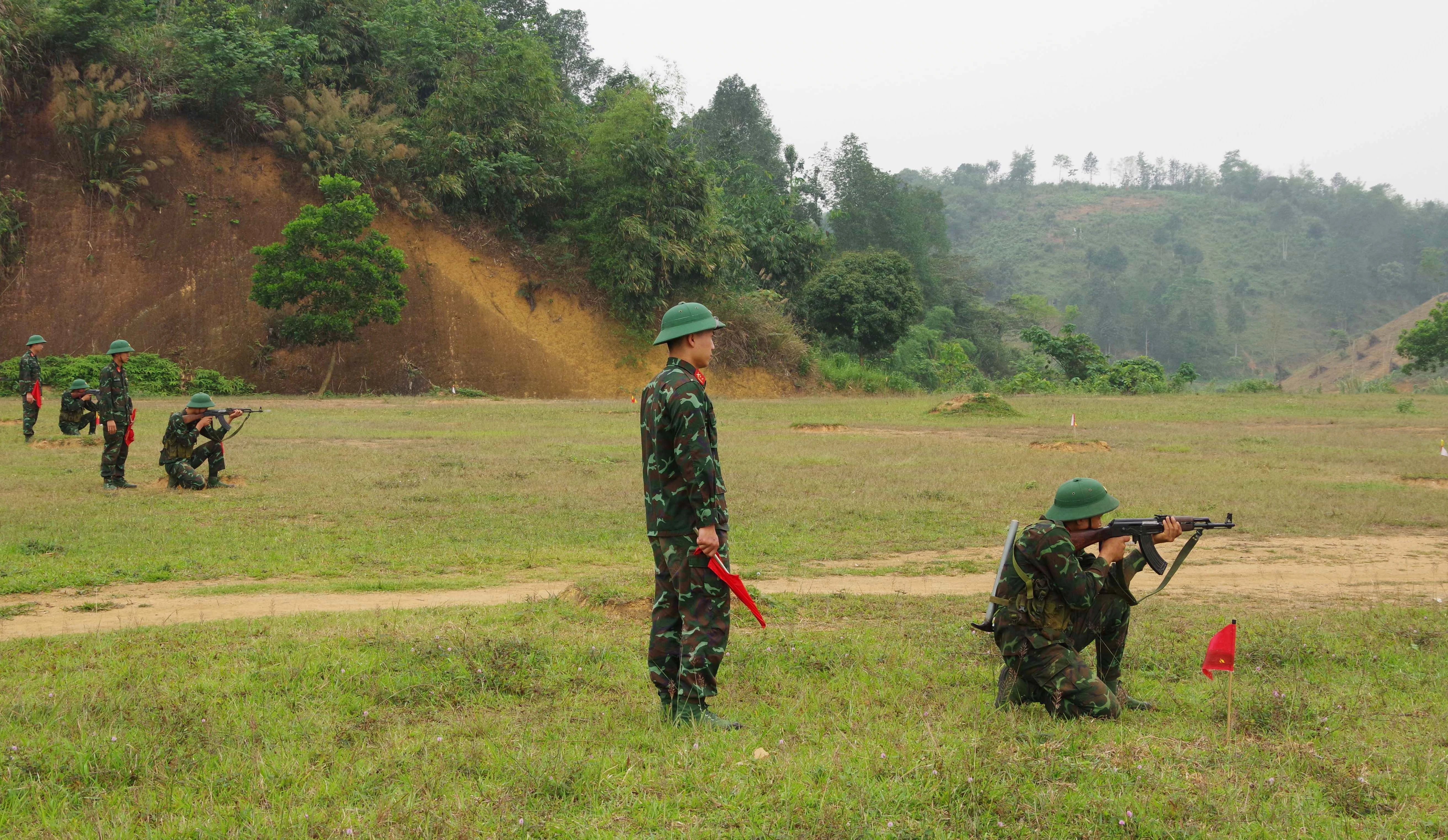 Kiem tra ban sung Tieu lien Aka.JPG
