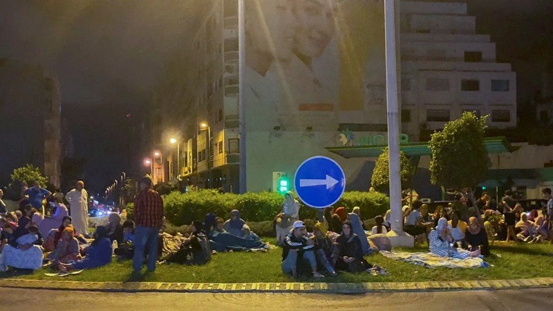 Người dân ở thành phố Casablanca ở Maroc thoát ra khỏi các nhà cao tầng và tập trung trên đường phố sau trận động đất mạnh xảy ra đêm 8/9/2023.