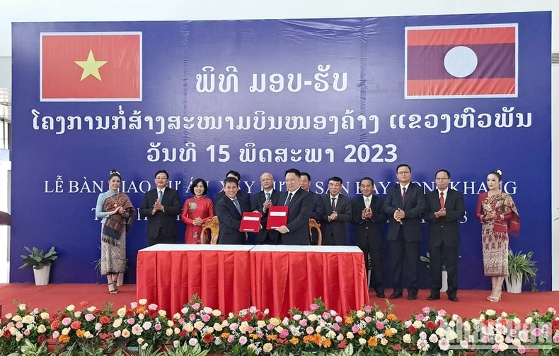 Quang cảnh lễ ký kết bàn giao sân bay Nongkhang.