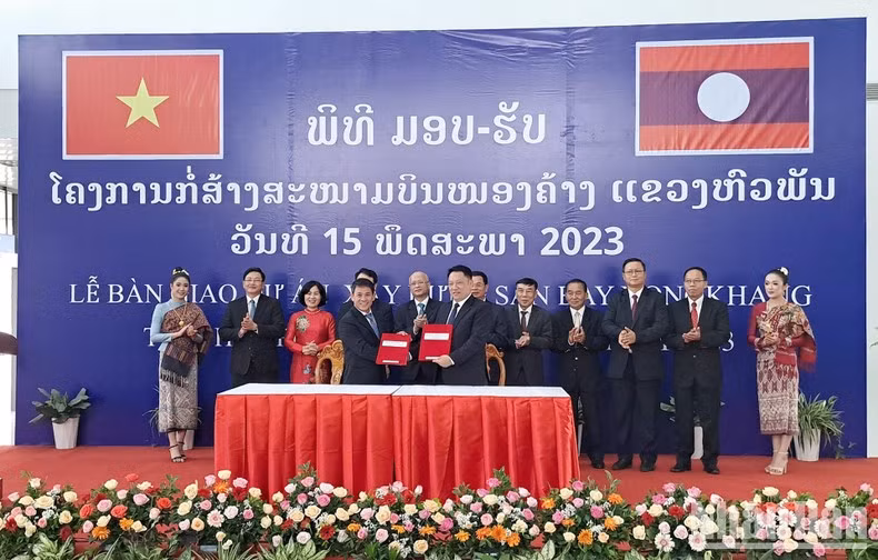 Quang cảnh lễ ký kết bàn giao sân bay Nongkhang.