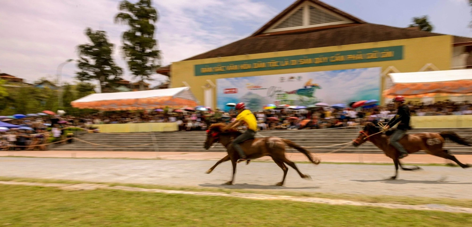 Những chàng trai tham gia cuộc đua được dân làng yêu mến gọi là “kỵ sĩ chân đất” chọn cho mình một con ngựa tốt, móng đẹp, răng khoẻ, chạy êm để tham gia vào cuộc đua.
