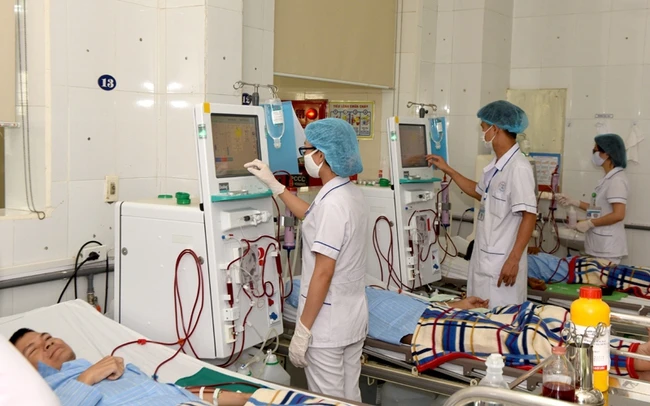 Chạy thận nhân tạo cho bệnh nhân tại BV Nội tiết Nghệ An.