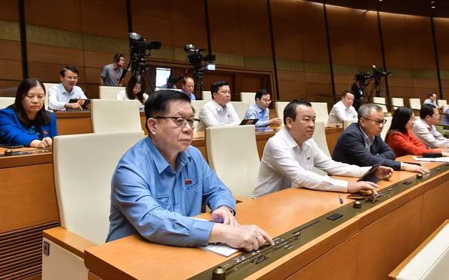 Các đại biểu bấm nút biểu quyết.