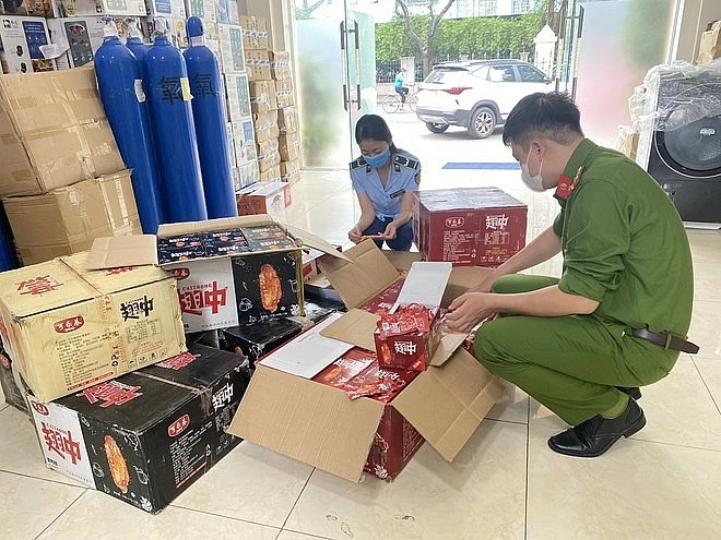 Lực lượng liên ngành đang kiểm tra toàn bộ lô hàng.