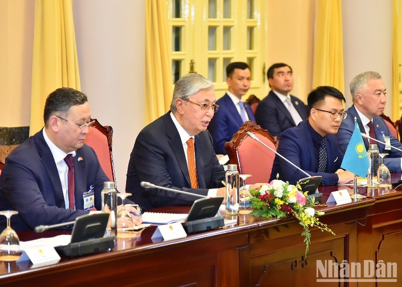 Tổng thống Cộng hòa Kazakhstan Kassym-Jomart Tokayev phát biểu tại buổi hội đàm. Tổng thống Cộng hòa Kazakhstan Kassym-Jomart Tokayev phát biểu tại buổi hội đàm.