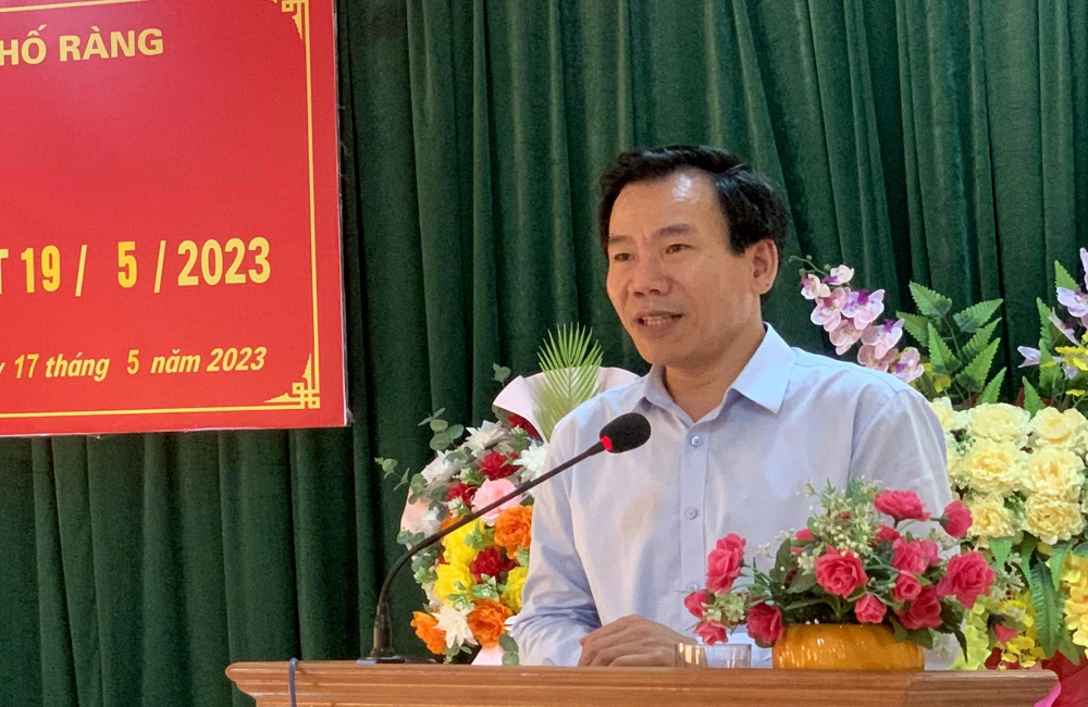 Thay mặt Ban Thường vụ Tỉnh ủy, Trưởng Ban Tuyên giáo Tỉnh ủy Dương Đức Huy đã chúc mừng các đảng viên được nhận Huy hiệu Đảng đợt 19.5.jpg