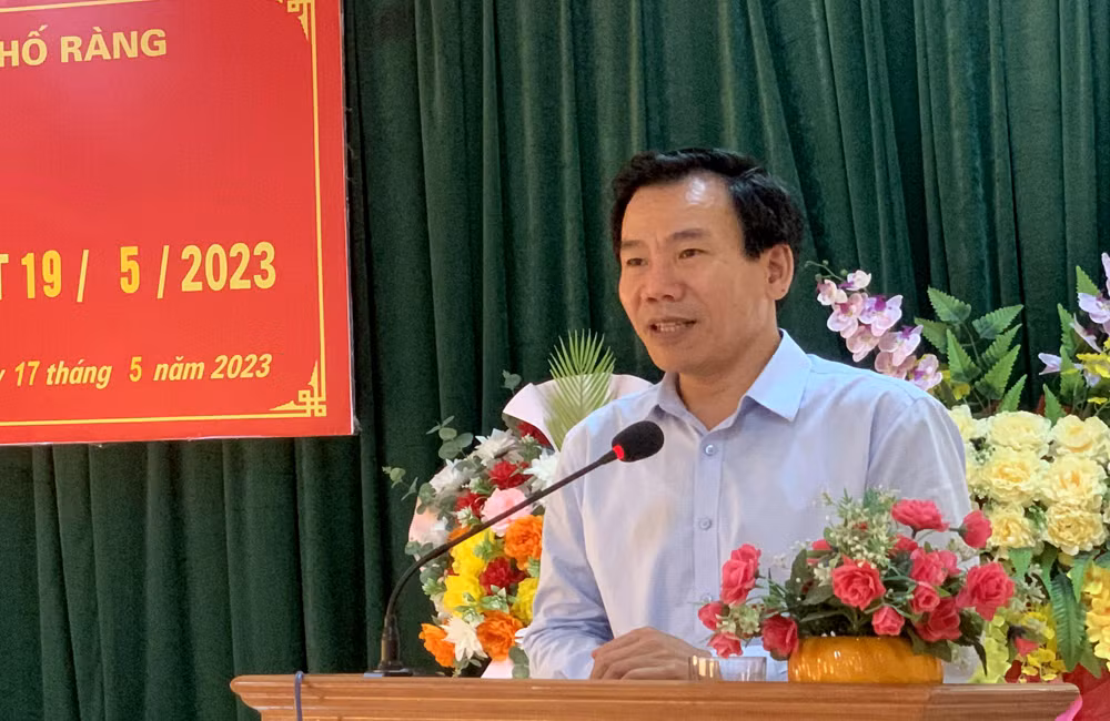 Thay mặt Ban Thường vụ Tỉnh ủy, Trưởng Ban Tuyên giáo Tỉnh ủy Dương Đức Huy đã chúc mừng các đảng viên được nhận Huy hiệu Đảng đợt 19.5.jpg