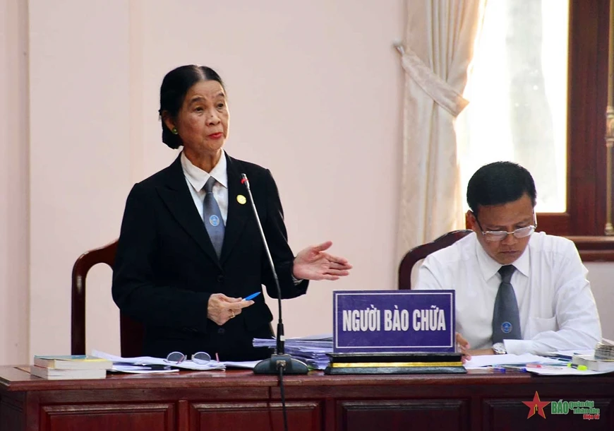 Các luật sư trình bày lời bào chữa.