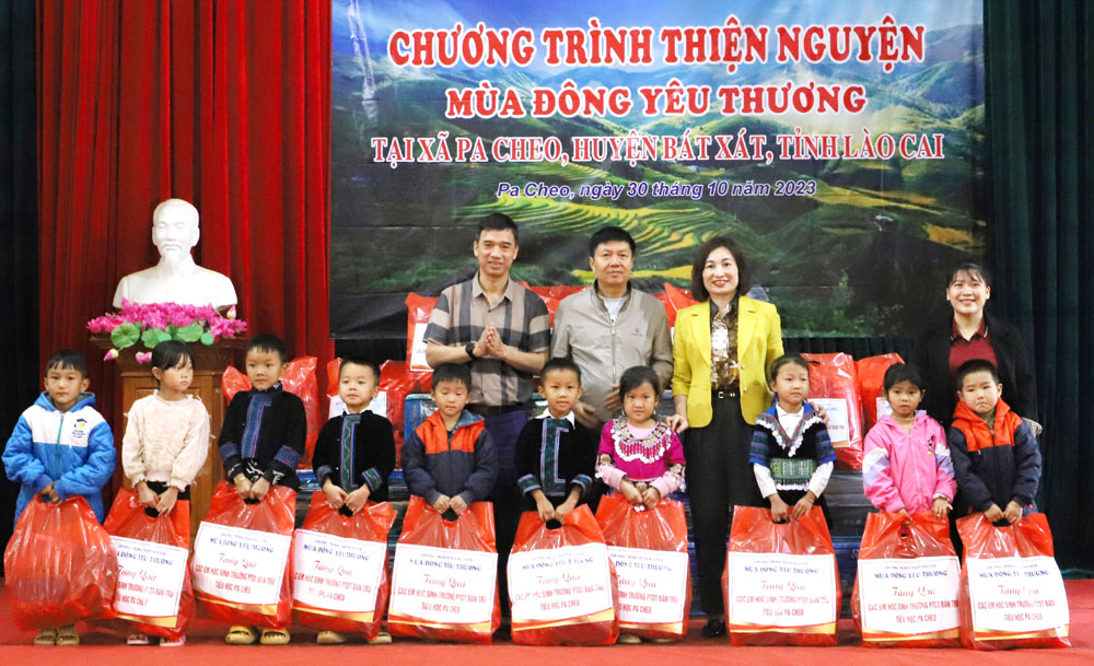 Tặng quà cho các em học sinh Pa Cheo. 02.JPG