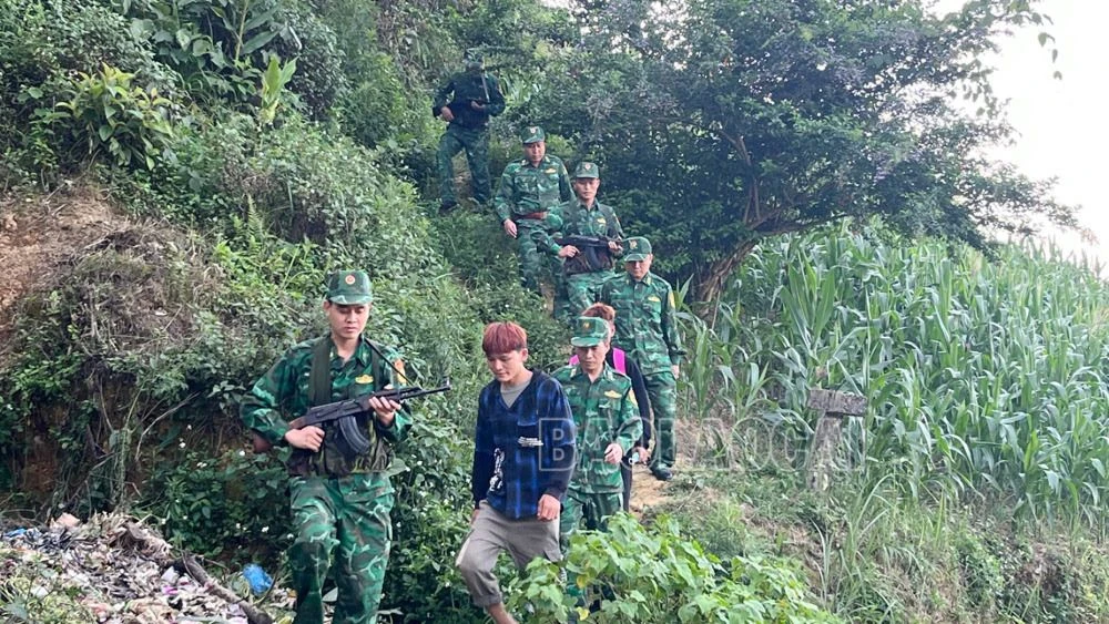 Tổ tuần tra đồn Biên phòng Si Ma Cai dẫn giải các đối tượng Vượt biên giới về đồn BP để làm việc.jpg