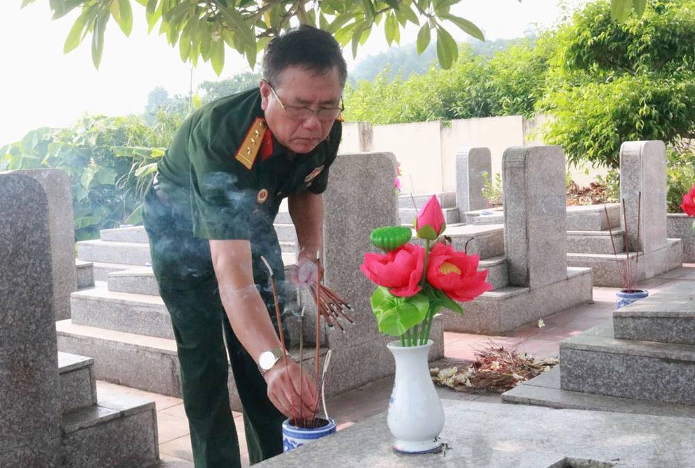 Thắp hương tại các phần mộ.jpg