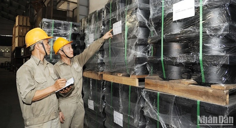 Công nhân Công ty TNHH Sản xuất-Thương mại Điện Nam (Hải Phòng) kiểm tra vỏ mô-tơ điện trước khi xuất xưởng.