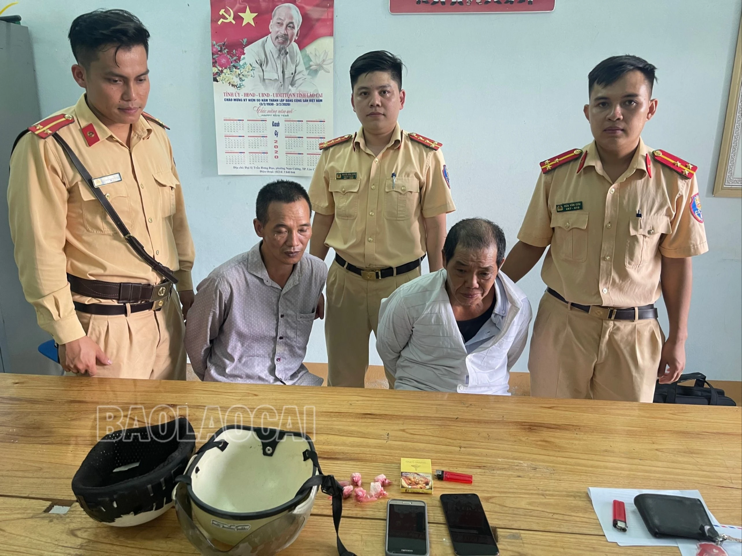 Phạm Huy Hoàng và Trần Đức Toán cùng toàn bộ tang vật tại cơ quan điều tra.jpg