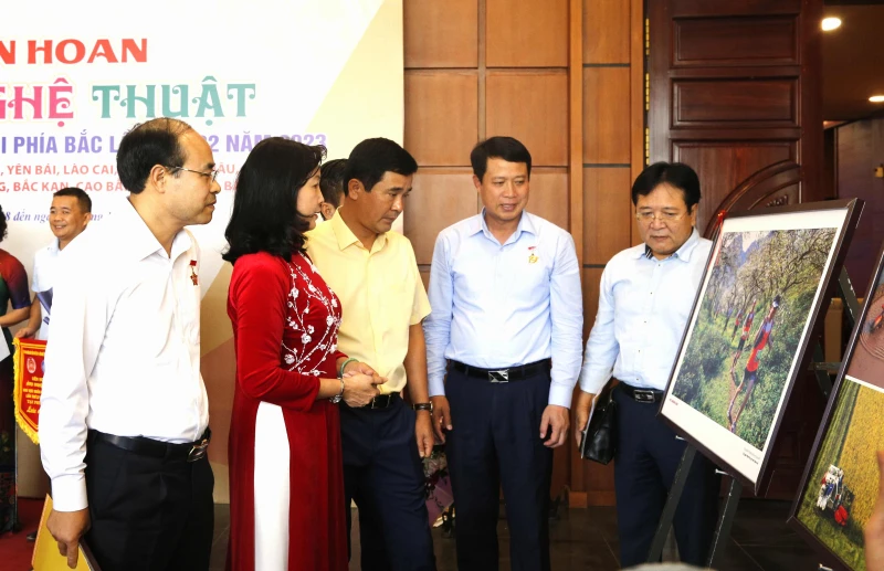 Các đại biểu tham quan triển lãm.