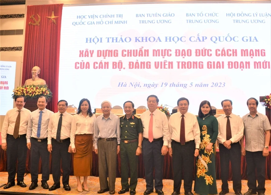Các đại biểu tham dự hội thảo.