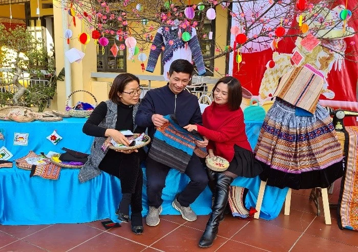 CLB Thêu dân tộc trường PTDT Nội trú THCS&amp;THPT Bắc Hà cùng một số sản phẩm trưng bày tại Hội xuân 2023.