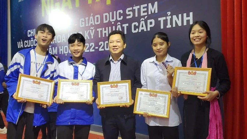 Thành viên CLB Nghiên cứu Khoa học kỹ thuật trường PTDTNT THCS&amp;THPT Bảo Thắng đạt giải cao tại Cuộc thi sáng tạo Thanh thiếu niên, nhi đồng tỉnh Lào Cai và Cuộc thi Nghiên cứu Khoa học kỹ thuật cấp tỉnh năm học 2022-2023.