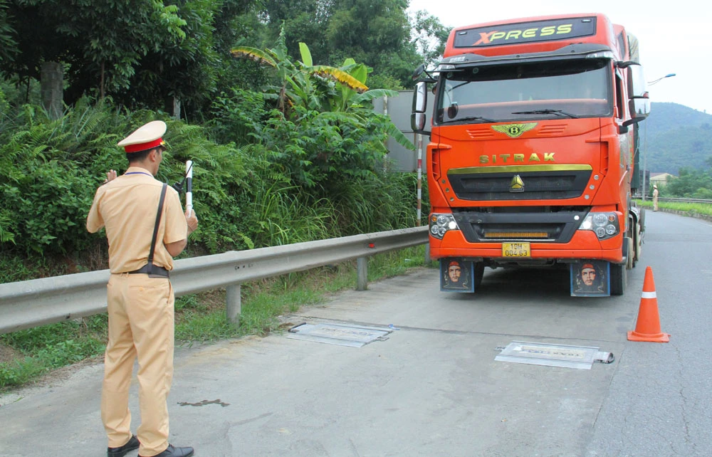 Hướng dẫn phương tiện vào cân tải trọng.JPG